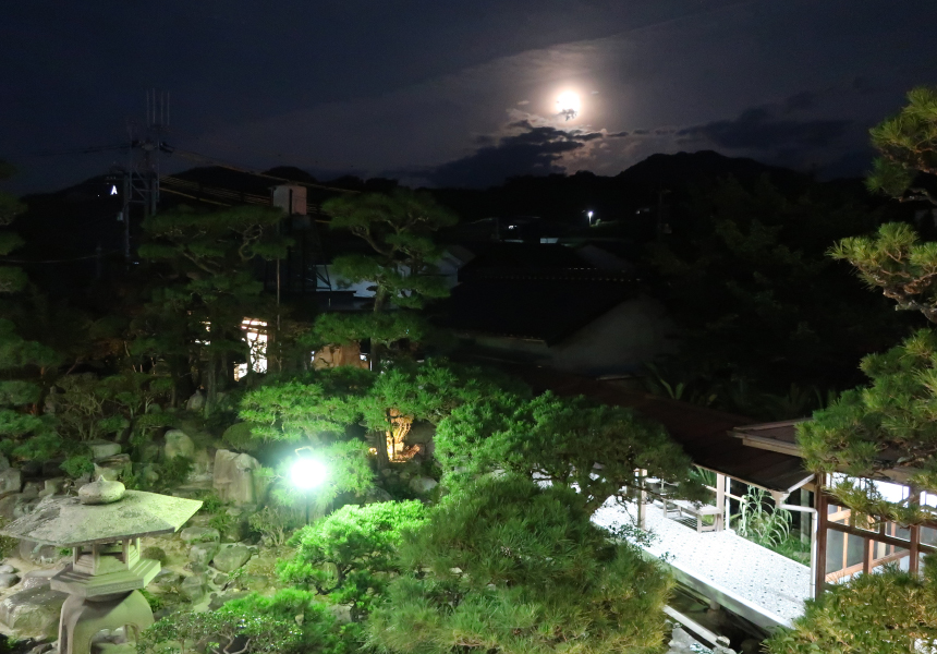 御宿の庭とお月さん イメージ