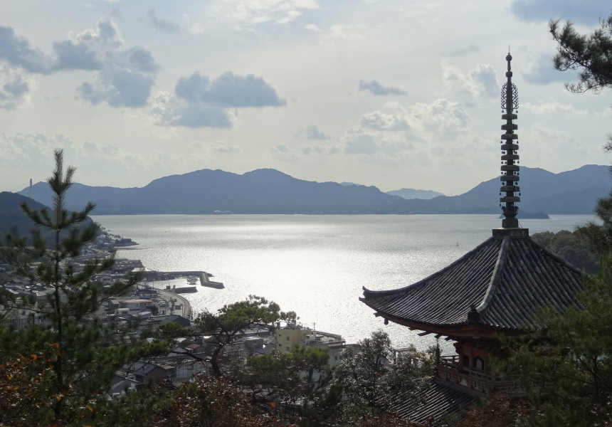 向上寺三重塔から瀬戸内の海を臨む（生口島） イメージ