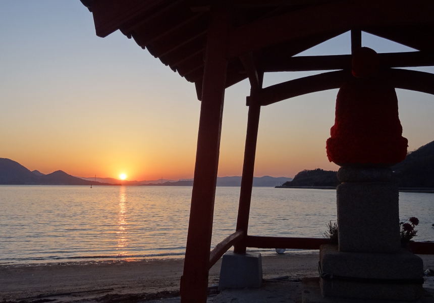 夕暮れの砂浜とお地蔵さん（生口島） イメージ